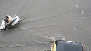 AMRAVATI, MAHARASHTRA, INDIA 7 AĞUSTOS 2017: Gündüz vakti yoğun sağanak altında trafik.