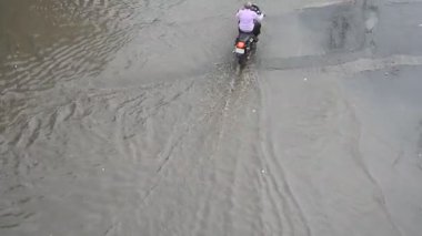 AMRAVATI, MAHARASHTRA, INDIA 7 AĞUSTOS 2017: Gündüz vakti yoğun sağanak altında trafik.