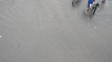 AMRAVATI, MAHARASHTRA, INDIA 7 AĞUSTOS 2017: Gündüz vakti yoğun sağanak altında trafik.