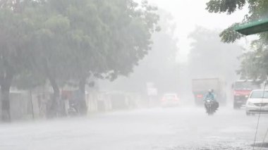 AMRAVATI, MAHARASHTRA, INDIA 7 AĞUSTOS 2017: Gündüz vakti yoğun sağanak altında trafik.