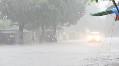 AMRAVATI, MAHARASHTRA, INDIA 7 AĞUSTOS 2017: Gündüz vakti yoğun sağanak altında trafik.