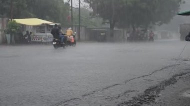 AMRAVATI, MAHARASHTRA, INDIA 7 AĞUSTOS 2017: Gündüz vakti yoğun sağanak altında trafik.