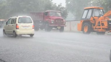 AMRAVATI, MAHARASHTRA, INDIA 7 AĞUSTOS 2017: Gündüz vakti yoğun sağanak altında trafik.