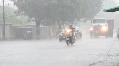 AMRAVATI, MAHARASHTRA, INDIA 7 AĞUSTOS 2017: Gündüz vakti yoğun sağanak altında trafik.