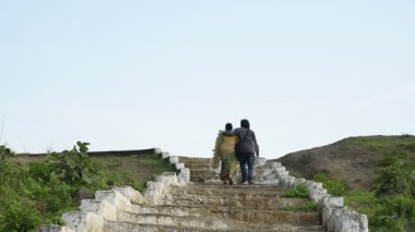 Mutlu Hintli çift, Hindistan giysileri giyip dışarıda konuşuyor ve gülüyor..