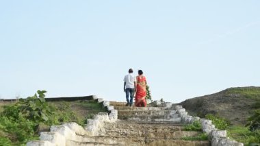 Açık havada Hint kıyafetleri giyen mutlu son sınıf karı koca..