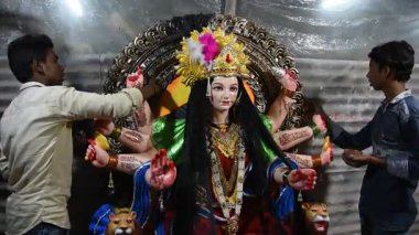 MUMBAI, MAHARASHTRA, INDIA 21 Eylül 2017: Tanrıça Durga 'nın tanımlanamayan bir sanatçı makyajı olan putlar, Hindu Dasara & navratri veya Durga Puja festivali için yapılmıştır.