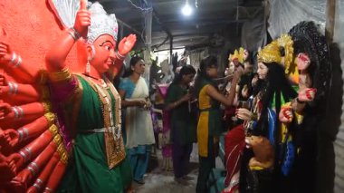 MUMBAI, MAHARASHTRA, INDIA 21 Eylül 2017: Tanrıça Durga 'nın tanımlanamayan bir sanatçı makyajı olan putlar, Hindu Dasara & navratri veya Durga Puja festivali için yapılmıştır.