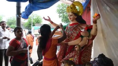 MUMBAI, MAHARASHTRA, INDIA 21 Eylül 2017: Tanrıça Durga 'nın tanımlanamayan bir sanatçı makyajı olan putlar, Hindu Dasara & navratri veya Durga Puja festivali için yapılmıştır.