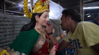 MUMBAI, MAHARASHTRA, INDIA 21 Eylül 2017: Tanrıça Durga 'nın tanımlanamayan bir sanatçı makyajı olan putlar, Hindu Dasara & navratri veya Durga Puja festivali için yapılmıştır.