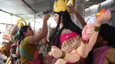 MUMBAI, MAHARASHTRA, INDIA 21 Eylül 2017: Tanrıça Durga 'nın tanımlanamayan bir sanatçı makyajı olan putlar, Hindu Dasara & navratri veya Durga Puja festivali için yapılmıştır.