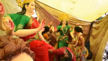 MUMBAI, MAHARASHTRA, INDIA 21 Eylül 2017: Tanrıça Durga 'nın tanımlanamayan bir sanatçı makyajı olan putlar, Hindu Dasara & navratri veya Durga Puja festivali için yapılmıştır.