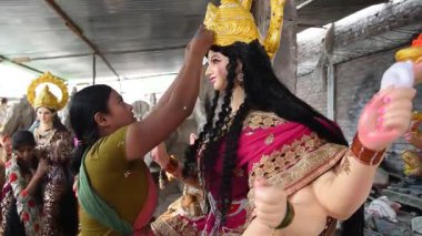MUMBAI, MAHARASHTRA, INDIA 21 Eylül 2017: Tanrıça Durga 'nın tanımlanamayan bir sanatçı makyajı olan putlar, Hindu Dasara & navratri veya Durga Puja festivali için yapılmıştır.