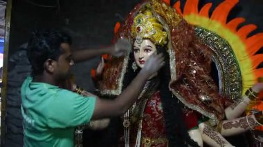 MUMBAI, MAHARASHTRA, INDIA 21 Eylül 2017: Tanrıça Durga 'nın tanımlanamayan bir sanatçı makyajı olan putlar, Hindu Dasara & navratri veya Durga Puja festivali için yapılmıştır.