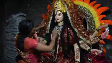 MUMBAI, MAHARASHTRA, INDIA 21 Eylül 2017: Tanrıça Durga 'nın tanımlanamayan bir sanatçı makyajı olan putlar, Hindu Dasara & navratri veya Durga Puja festivali için yapılmıştır.