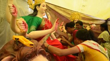 MUMBAI, MAHARASHTRA, INDIA 21 Eylül 2017: Tanrıça Durga 'nın tanımlanamayan bir sanatçı makyajı olan putlar, Hindu Dasara & navratri veya Durga Puja festivali için yapılmıştır.