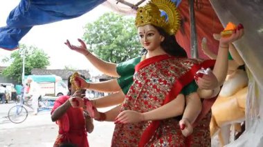 MUMBAI, MAHARASHTRA, INDIA 21 Eylül 2017: Tanrıça Durga 'nın tanımlanamayan bir sanatçı makyajı olan putlar, Hindu Dasara & navratri veya Durga Puja festivali için yapılmıştır.