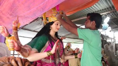 MUMBAI, MAHARASHTRA, INDIA 21 Eylül 2017: Tanrıça Durga 'nın tanımlanamayan bir sanatçı makyajı olan putlar, Hindu Dasara & navratri veya Durga Puja festivali için yapılmıştır.