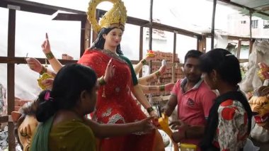 MUMBAI, MAHARASHTRA, INDIA 21 Eylül 2017: Tanrıça Durga 'nın tanımlanamayan bir sanatçı makyajı olan putlar, Hindu Dasara & navratri veya Durga Puja festivali için yapılmıştır.