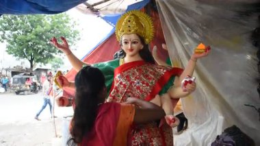 MUMBAI, MAHARASHTRA, INDIA 21 Eylül 2017: Tanrıça Durga 'nın tanımlanamayan bir sanatçı makyajı olan putlar, Hindu Dasara & navratri veya Durga Puja festivali için yapılmıştır.