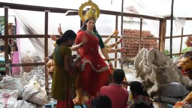 MUMBAI, MAHARASHTRA, INDIA 21 Eylül 2017: Tanrıça Durga 'nın tanımlanamayan bir sanatçı makyajı olan putlar, Hindu Dasara & navratri veya Durga Puja festivali için yapılmıştır.