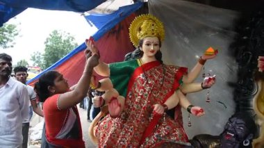 MUMBAI, MAHARASHTRA, INDIA 21 Eylül 2017: Tanrıça Durga 'nın tanımlanamayan bir sanatçı makyajı olan putlar, Hindu Dasara & navratri veya Durga Puja festivali için yapılmıştır.