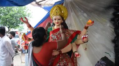 MUMBAI, MAHARASHTRA, INDIA 21 Eylül 2017: Tanrıça Durga 'nın tanımlanamayan bir sanatçı makyajı olan putlar, Hindu Dasara & navratri veya Durga Puja festivali için yapılmıştır.