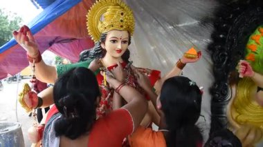 MUMBAI, MAHARASHTRA, INDIA 21 Eylül 2017: Tanrıça Durga 'nın tanımlanamayan bir sanatçı makyajı olan putlar, Hindu Dasara & navratri veya Durga Puja festivali için yapılmıştır.