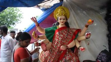 MUMBAI, MAHARASHTRA, INDIA 21 Eylül 2017: Tanrıça Durga 'nın tanımlanamayan bir sanatçı makyajı olan putlar, Hindu Dasara & navratri veya Durga Puja festivali için yapılmıştır.