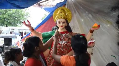 MUMBAI, MAHARASHTRA, INDIA 21 Eylül 2017: Tanrıça Durga 'nın tanımlanamayan bir sanatçı makyajı olan putlar, Hindu Dasara & navratri veya Durga Puja festivali için yapılmıştır.