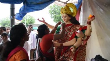 MUMBAI, MAHARASHTRA, INDIA 21 Eylül 2017: Tanrıça Durga 'nın tanımlanamayan bir sanatçı makyajı olan putlar, Hindu Dasara & navratri veya Durga Puja festivali için yapılmıştır.
