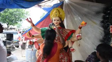 MUMBAI, MAHARASHTRA, INDIA 21 Eylül 2017: Tanrıça Durga 'nın tanımlanamayan bir sanatçı makyajı olan putlar, Hindu Dasara & navratri veya Durga Puja festivali için yapılmıştır.