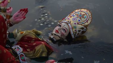 Tanrıça Durga 'nın dalmış putu nehirde, Hindistan