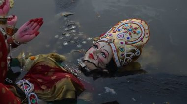 Tanrıça Durga 'nın dalmış putu nehirde, Hindistan