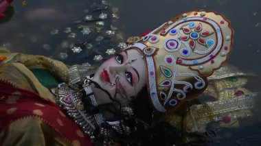 Tanrıça Durga 'nın dalmış putu nehirde, Hindistan
