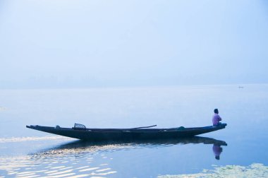 Dal Gölü, Jammu ve Kashmir, Hindistan 'da gün doğumunun güzel manzarası.