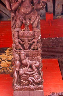 Erotik ağaç oymacılığı, antik Pashupatinath Hindu Tapınağı, Katmandu, Nepal.