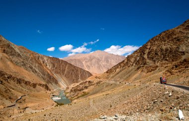 Jammu 'dan Srinagar Yolu' na, Jammu ve Kashmir Eyaleti 'ne kadar güzel bir manzara.