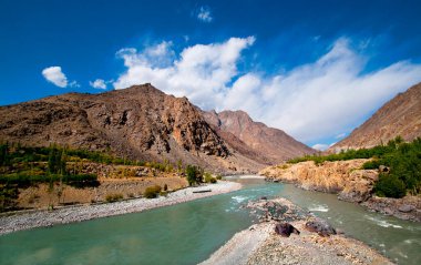 Güzel Himalaya dağlarında akan akarsu