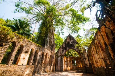 Eski presbiteryen kilisesi Ross Adası, Liman Blair, Andaman ve Nicobar Hindistan 'ı harap etti.