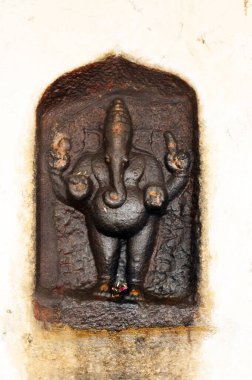 Hindistan 'daki antik tapınakta Hindu tanrısının ruhani taş heykeli..