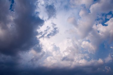 Mavi gökyüzü bulutlu ve güneşli, mavi arkaplan bulutlu