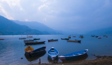 Fewa Gölü, Pokhara, Nepal 'de renkli ahşap tekne..