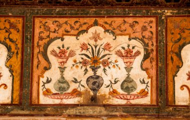 Mücevher Kutusu ya da Bebek Taj olarak adlandırılan Itmad-Ud-Daulah 'ın mezarının duvarındaki geometrik desenli yapı Agra, Uttar Pradesh, Hindistan' da yer almaktadır..