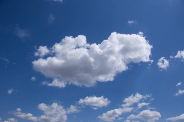 Güneşli gökyüzü soyut arkaplan, güzel bulutlar, gökyüzünde, beyaz kabarık bulutlar, özgürlük konsepti