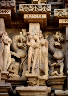 Khajuraho Tapınağı 'ndaki taş oyma heykelleri UNESCO' nun dünya mirası alanı Khajuraho, Madhya Pradesh, Hindistan