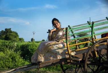 Güzel Hintli gelin köyde öküz arabasında
