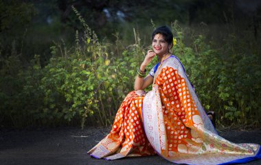 Güzel Hintli gelin Saree giyiyor