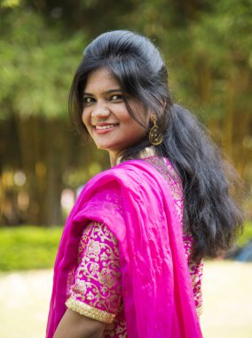 Geleneksel kıyafetli güzel bir Hintli kızın açık hava portresi..