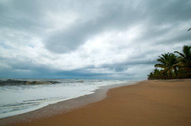 Egzotik sahil doğası ve ufukta bulutlar. Deniz kıyısı hattı. Açık hava manzarası.